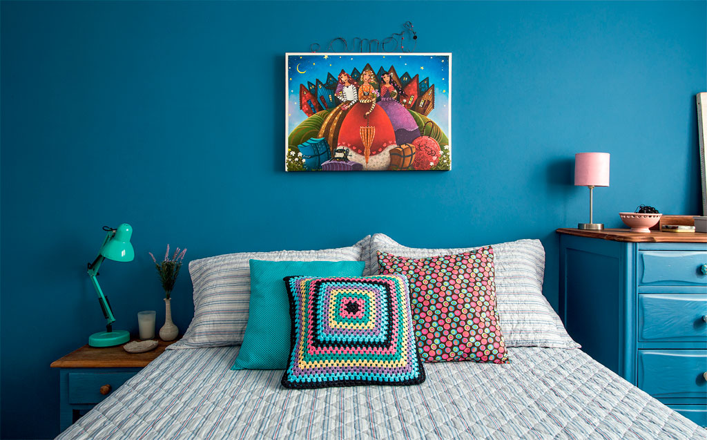 01-quarto-ganhaa-aconchego-com-paredes-e-moveis-na-cor-azul