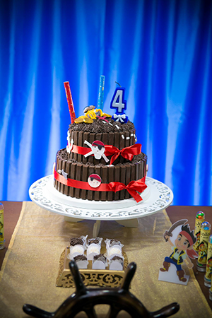 bolo kit kat - festa de aniversário piratas 14285434_1016347375148675_273374067_o