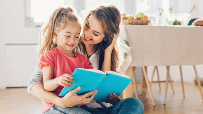 leitura em casa - mae lendo com a menina