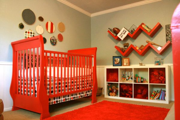 quarto de bebê vermelho