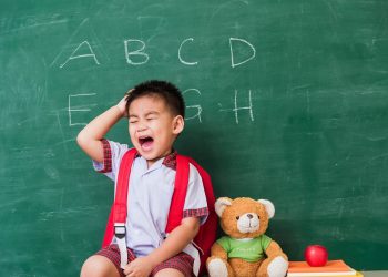 Como lidar com o choro do meu filho no primeiro dia de aula?