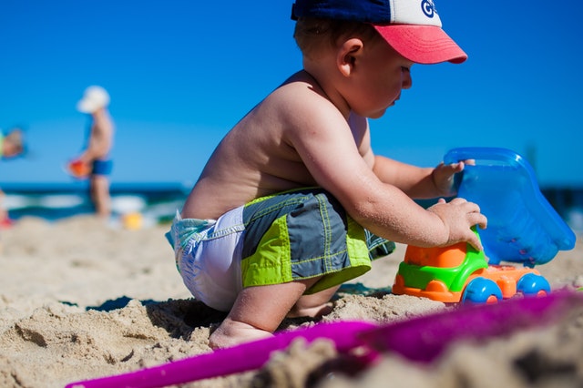 crianças na praia - 10 dicas para aproveitar as ferias com tranquilidade