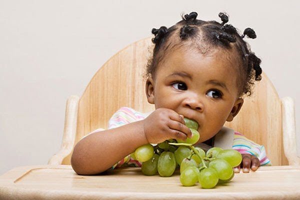 criança comendo fruta
