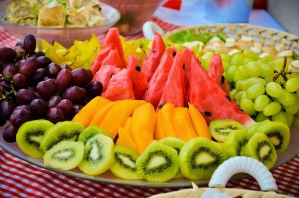 frutas em festa de aniversário piquenique