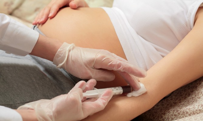 gravida recebebendo injeção