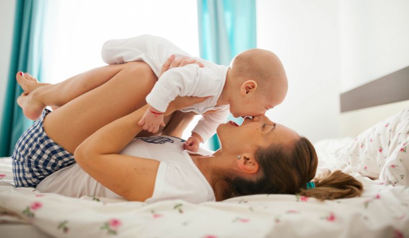 maternidade se aprende (mae com bebe sorrindo)