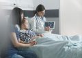 Nos corredores de hospitais, mães mudam própria vida para cuidar da saúde dos filhos
