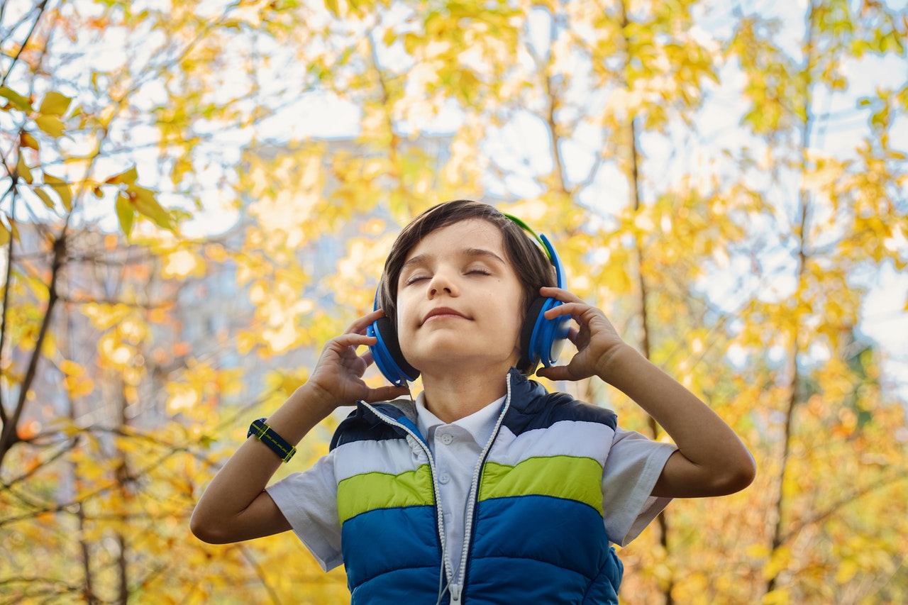 música cristã para crianças - menino com fone de ouvido