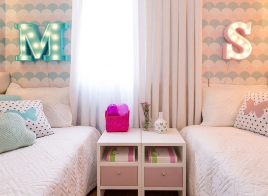 Quarto-infantil-cama-cortina-criado-mudo-papel-de-parede-quarto-de-gemeas