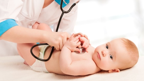 casos de doenças respiratórias em crianças - bebê deitado sendo examinado