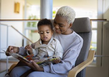 Pais que tiveram livros lidos para eles na infância, também leem mais para os filhos, diz estudo